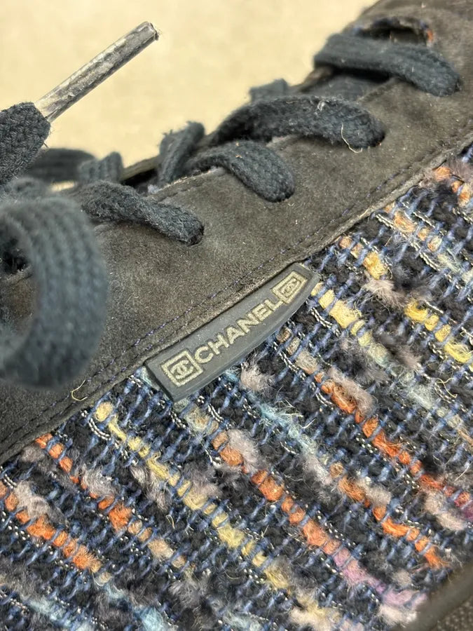 Chanel Navy Tweed Logo Low-Top Sneakers HNAlULl 8