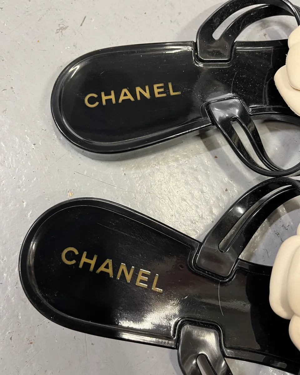 Chanel White Camellia Black Thong Sandals aeYFjQV 5