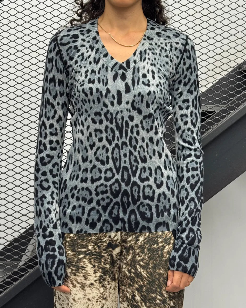2010s Dolce & Gabbana Light Blue Black Wool Leopard V Neck Sweater tSOuWsK 0