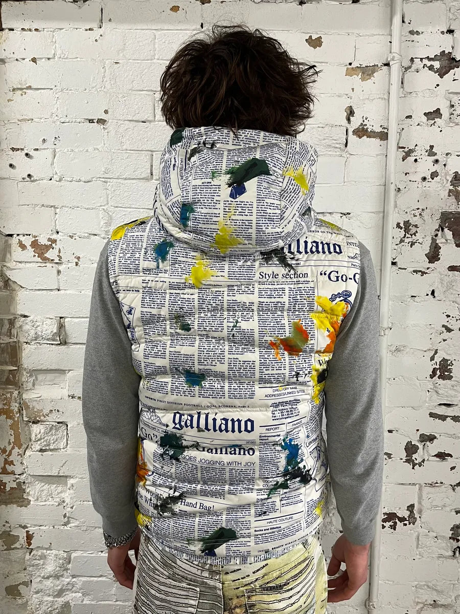FW1995 John Galliano White Puffer Vest Nylon Newspaper Print  ECiXOcl 2