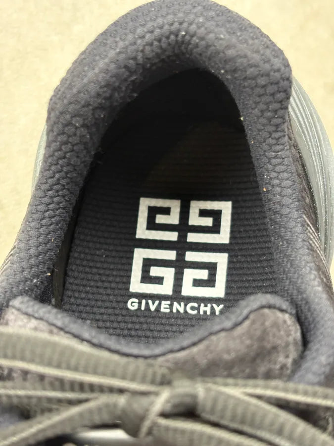 FW2024 Givenchy Black Runner Oversized Sneakers CSApJPJ 9