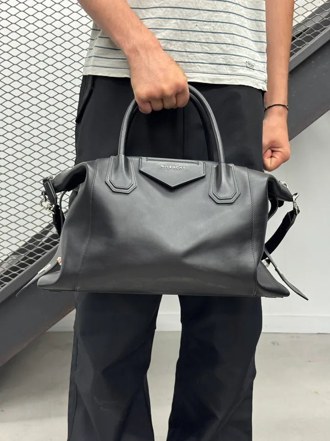 Givenchy Black Antigona Leather Handle Bag by Matthew Williams xccsNFD 1