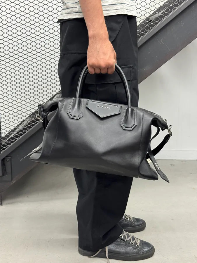 Givenchy Black Antigona Leather Handle Bag by Matthew Williams xccsNFD 2