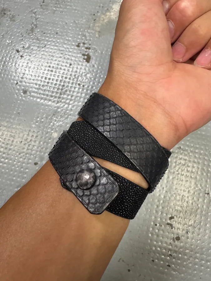 Givenchy Grey Snakeskin Effect Leather Bracelet TeRVScP 4