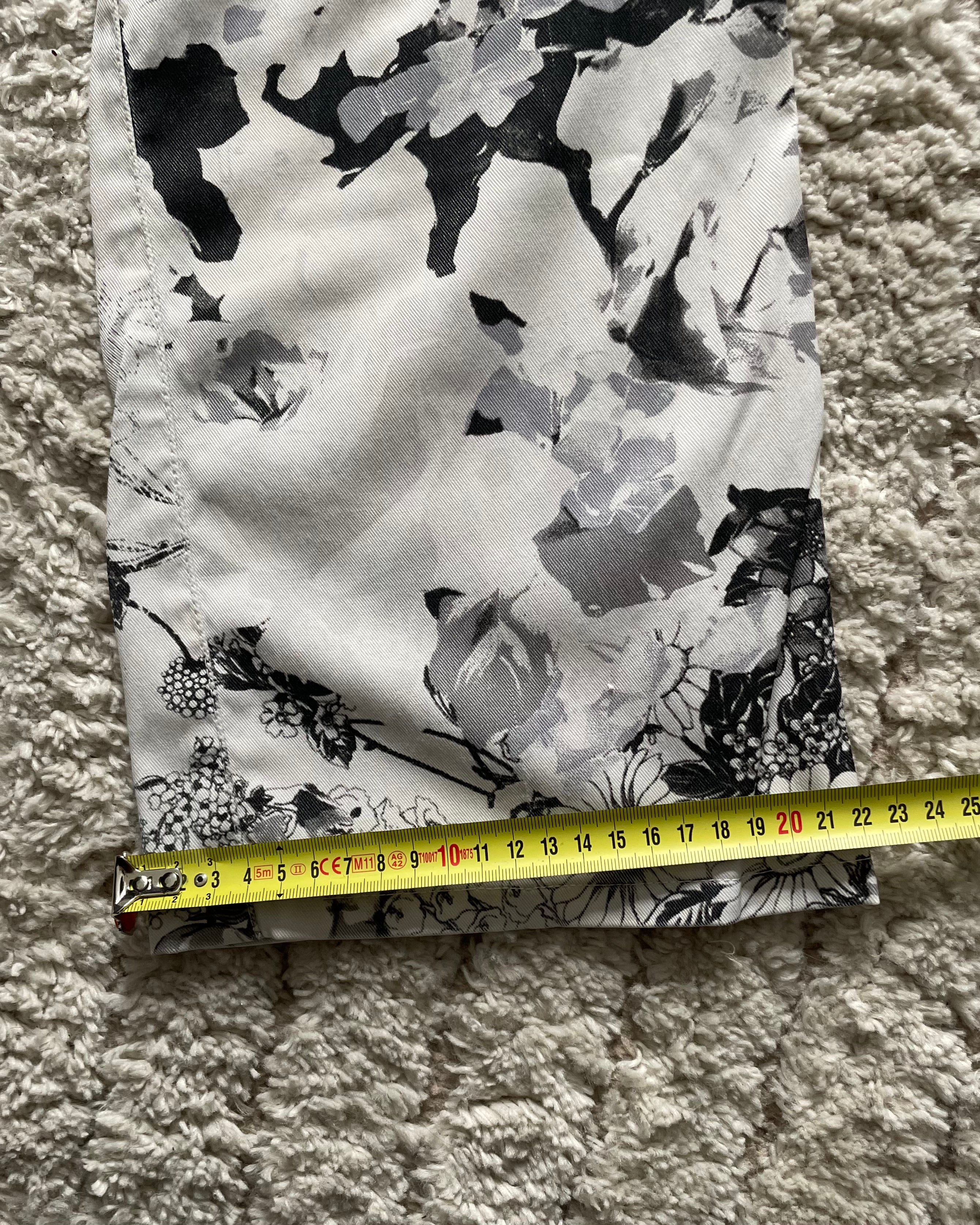 2000s Cavalli ブラック &amp; ホワイト フローラル フェード ペイント パンツ (XS)