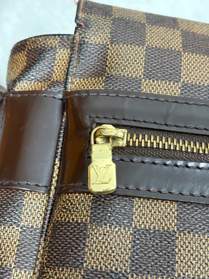 Louis Vuitton Abbesses Leather Messenger Bag FApOBEL 11