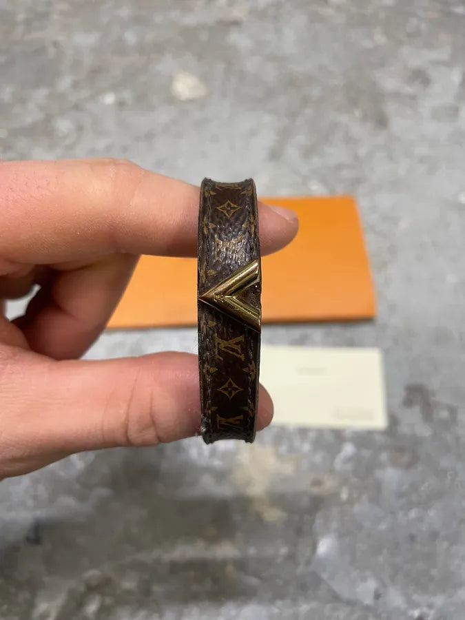 Louis Vuitton V Original Bracelet (OS) 0