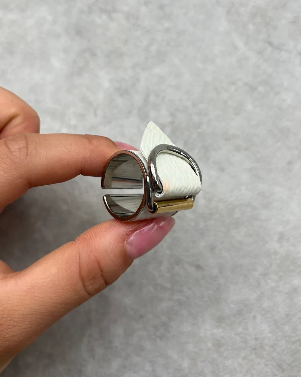 Louis Vuitton White Leather Ring tFqyNZa 3