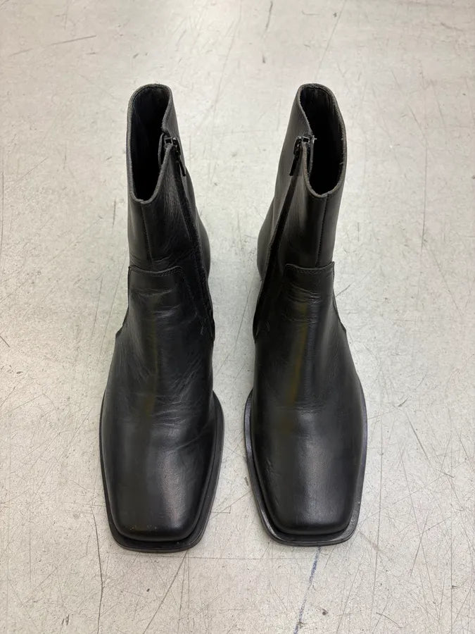 Maison Margiela Black Leather Studded Ankle Boots Kdxcoyf 1