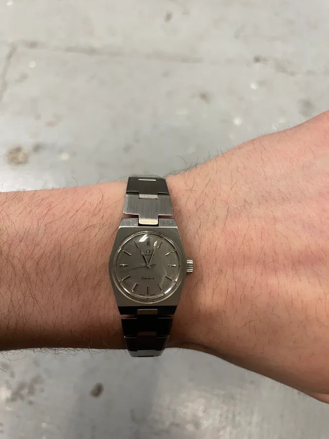 Omega Geneve Damenuhr Grey Silver Steel Contemporary Watch (OS) 4