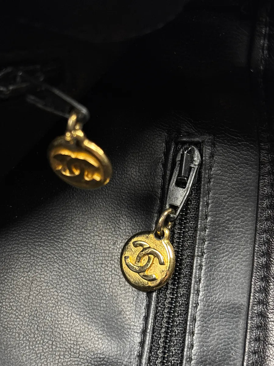 1990s Chanel Black Leather Quilted Chain Strap Shoulder Bag oqCQaQtg 19