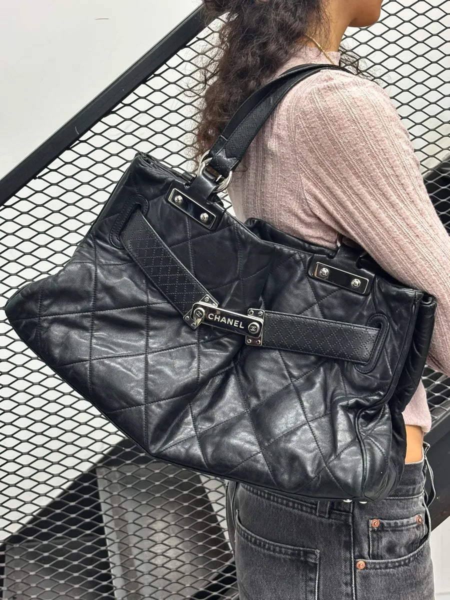 SS2008 Chanel Door Latch Black Quilted Leather Bag bFnoJMe 2