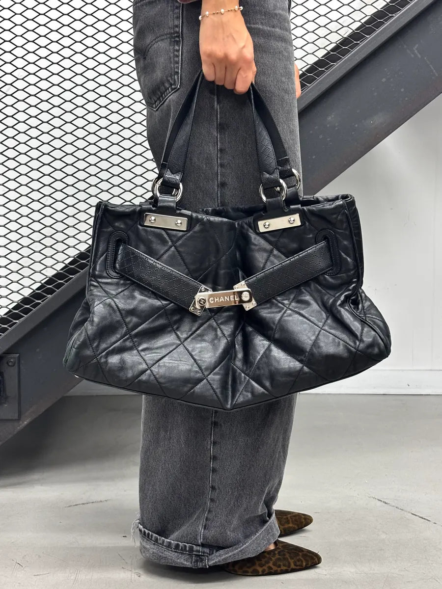 SS2008 Chanel Door Latch Black Quilted Leather Bag bFnoJMe 0