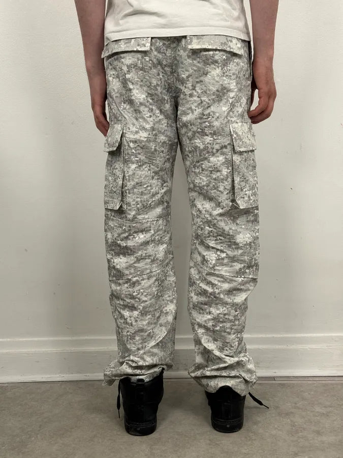 SS2023 Givenchy Camo White Distressed Cargo Pants rAIuIdx 4