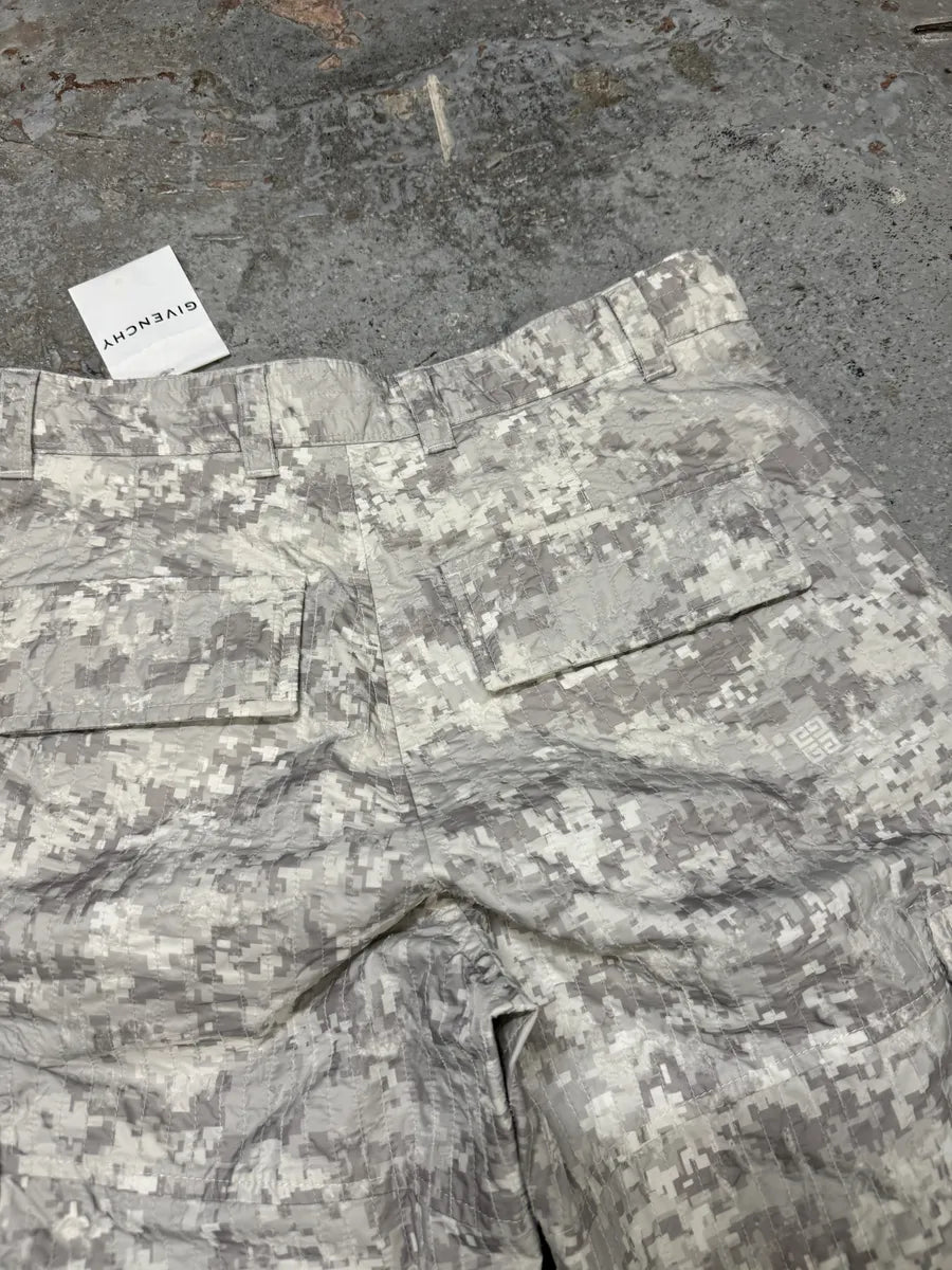 SS2023 Givenchy Camo White Distressed Cargo Pants (S/M) XGSvSfx 5