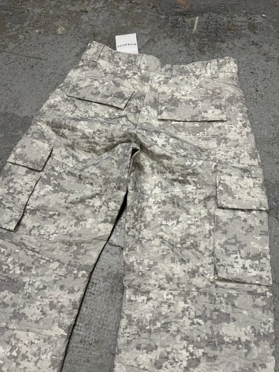 SS2023 Givenchy Camo White Distressed Cargo Pants (S/M) XGSvSfx 6