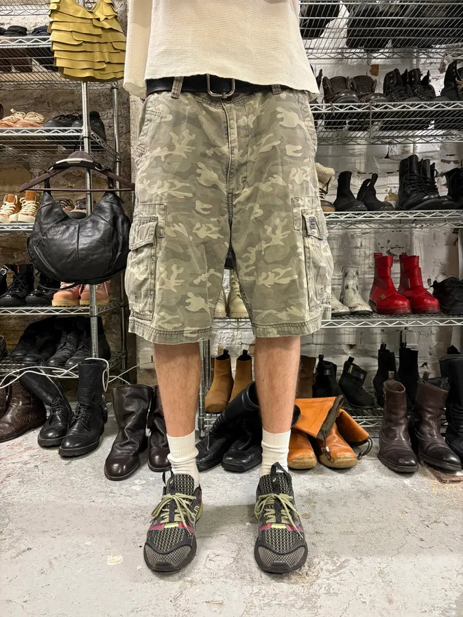 2000s Levi’s Military Camo Cargo Shorts (M/L) bTibZew 1