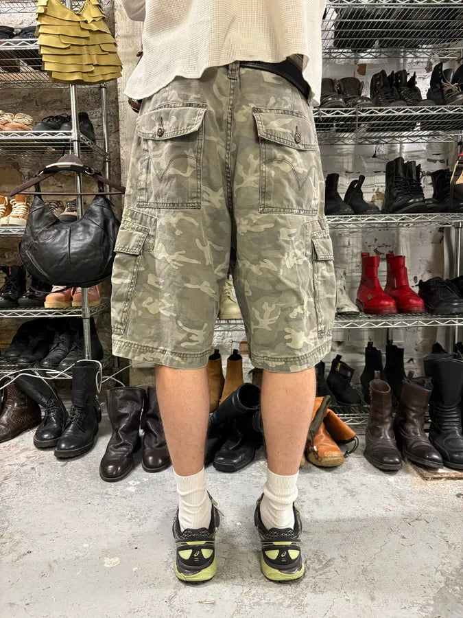 2000s Levi’s Military Camo Cargo Shorts (M/L) bTibZew 3