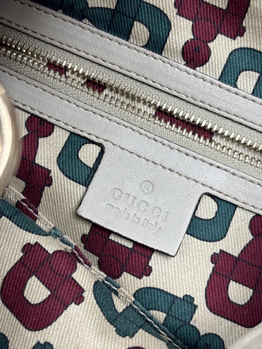 2000s Gucci Light Grey Leather Crest Medallion Shoulder Bag by Frida Giannini xgSCqvID 19
