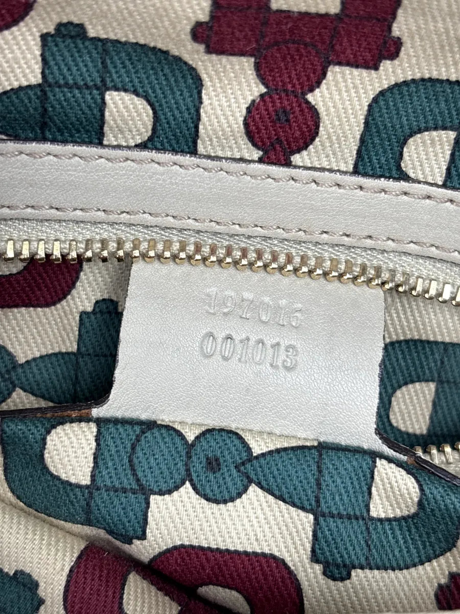 2000s Gucci Light Grey Leather Crest Medallion Shoulder Bag by Frida Giannini xgSCqvID 20