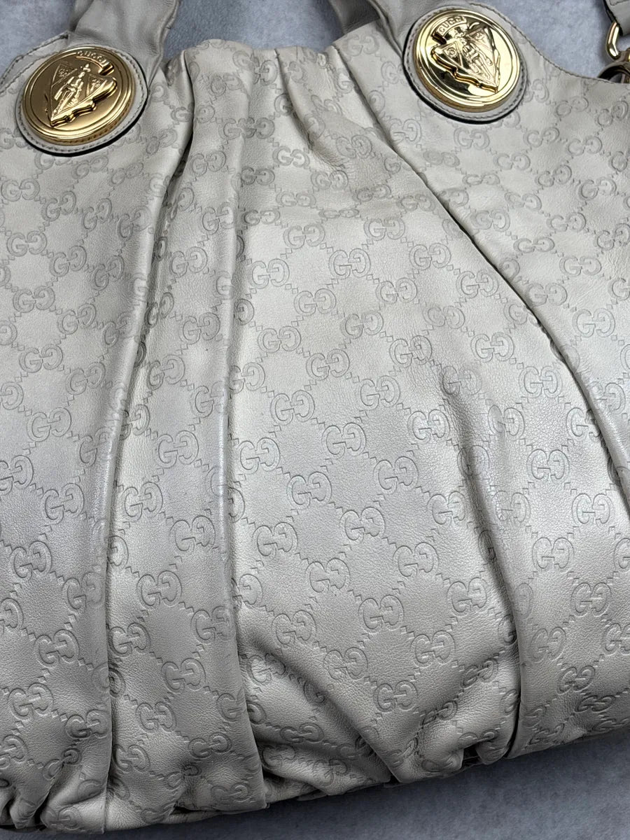 2000s Gucci Light Grey Leather Crest Medallion Shoulder Bag by Frida Giannini xgSCqvID 6