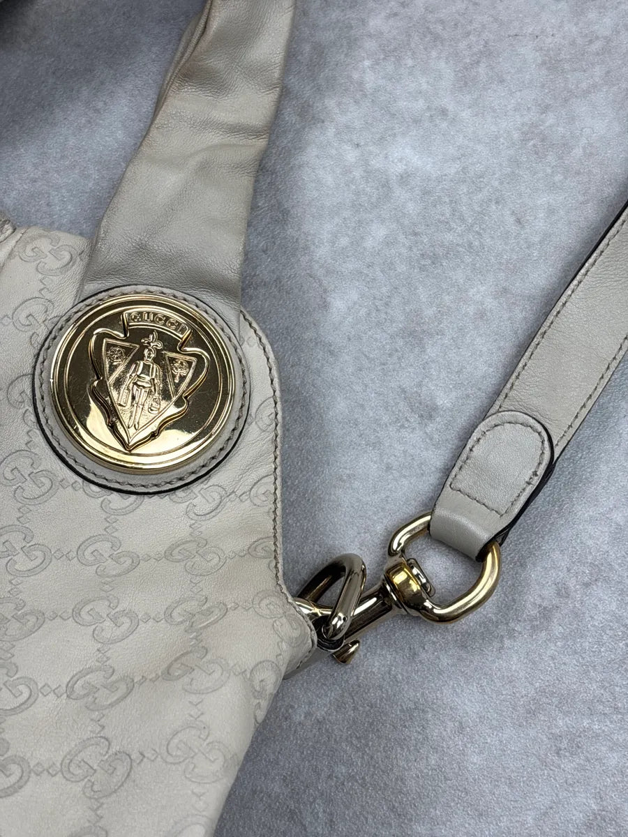 2000s Gucci Light Grey Leather Crest Medallion Shoulder Bag by Frida Giannini xgSCqvID 11