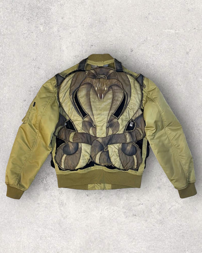 Riccardo Tisci 设计的 2016 秋冬纪梵希眼镜蛇飞行员夹克 (L)